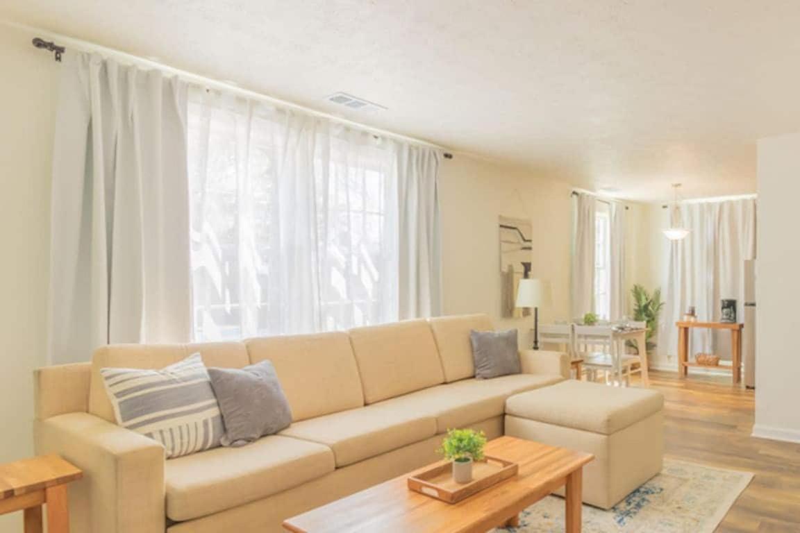 The Delightful Doubles- Unit A- Centrally Located Holiday home Columbus